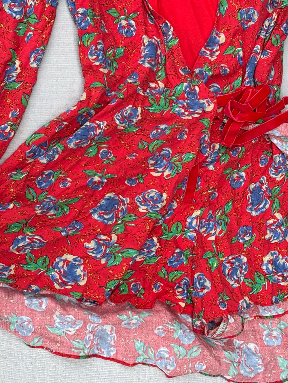 Floral Red Long-Sleeve Wrap Dress/romoer with Self-Tie in red velvet - Picture 4 of 4